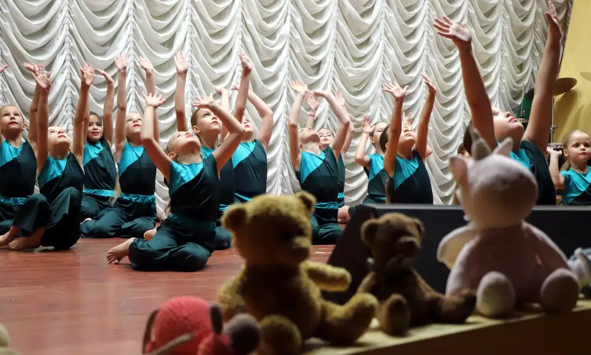 Благодійний захід у Вараші. На сцені виступають діти.