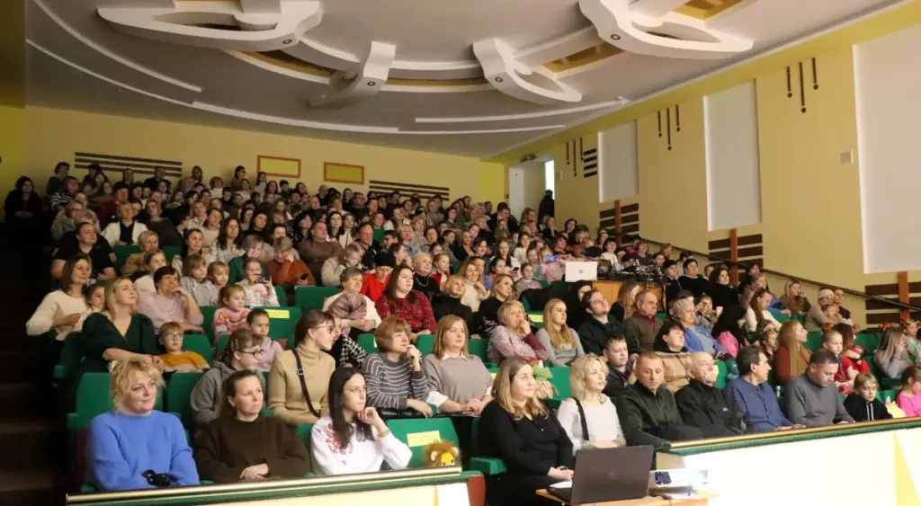 Благодійний захід у Вараші. Присутні в залі.