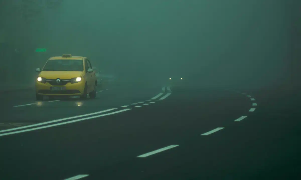 Сильний туман на автодорозі.