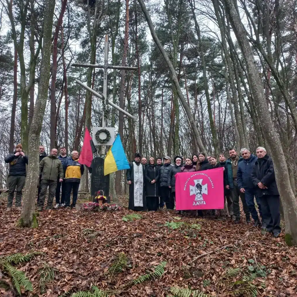 Пам'ятник вояку УПА біля криївки.
