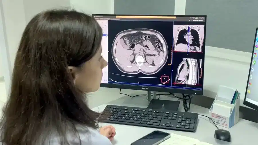 Медтехнік працює з томографом.