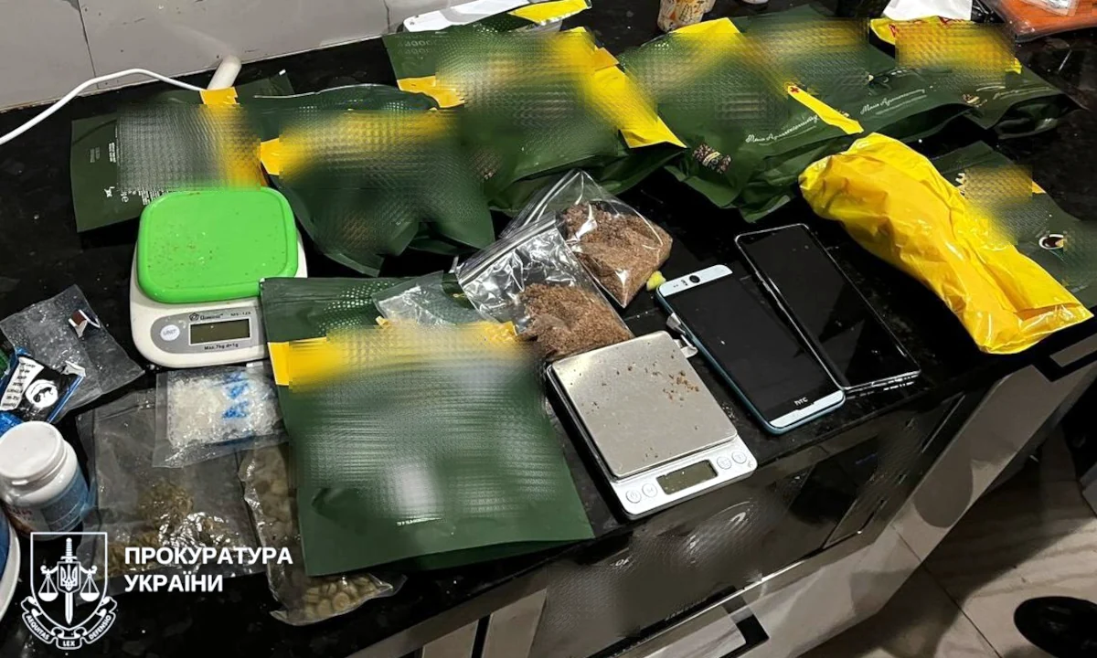 Рівнянина засудили до 10 років ув’язнення за збут наркотиків і психотропів Вилучені наркотики та інші речові докази.