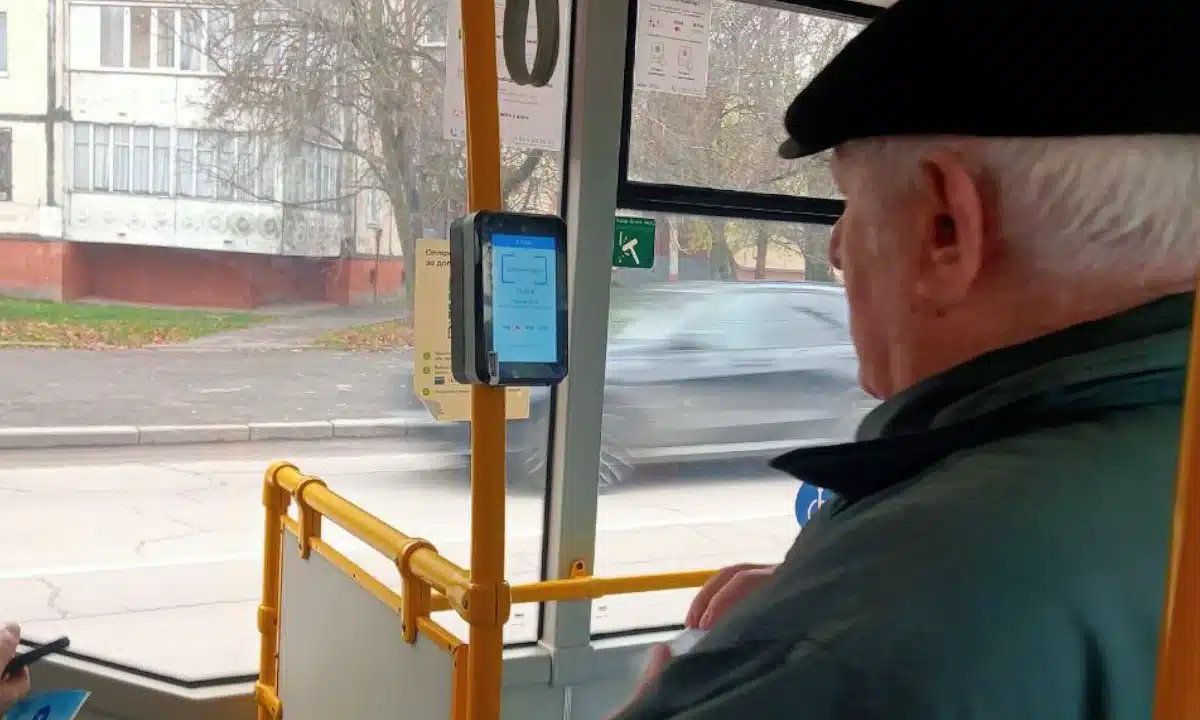 Кількість поїздок покаже валідатор Пенсіонер читає інформацію про кількість поїздок на валідаторі.