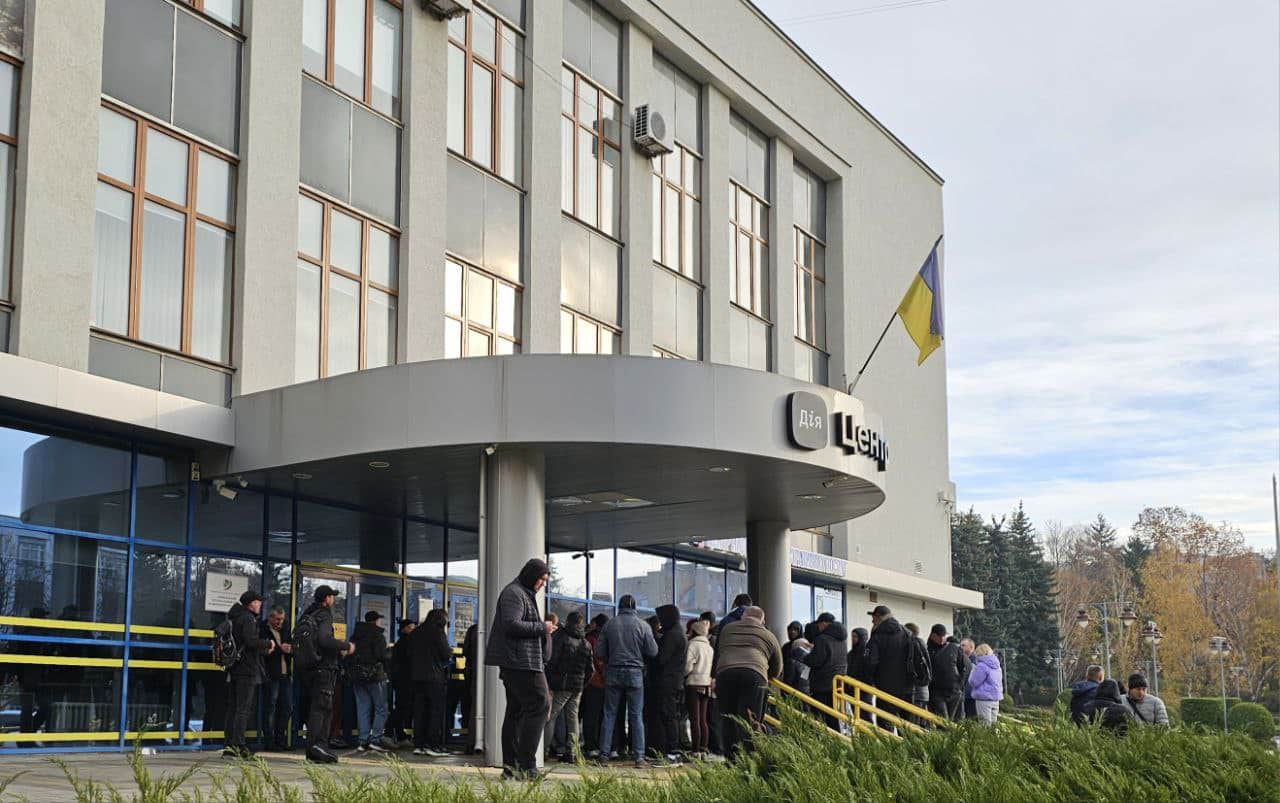 Черги біля ЦНАПів: у Рівному вже подали понад 300 заяв на відстрочку в перший день нових правил