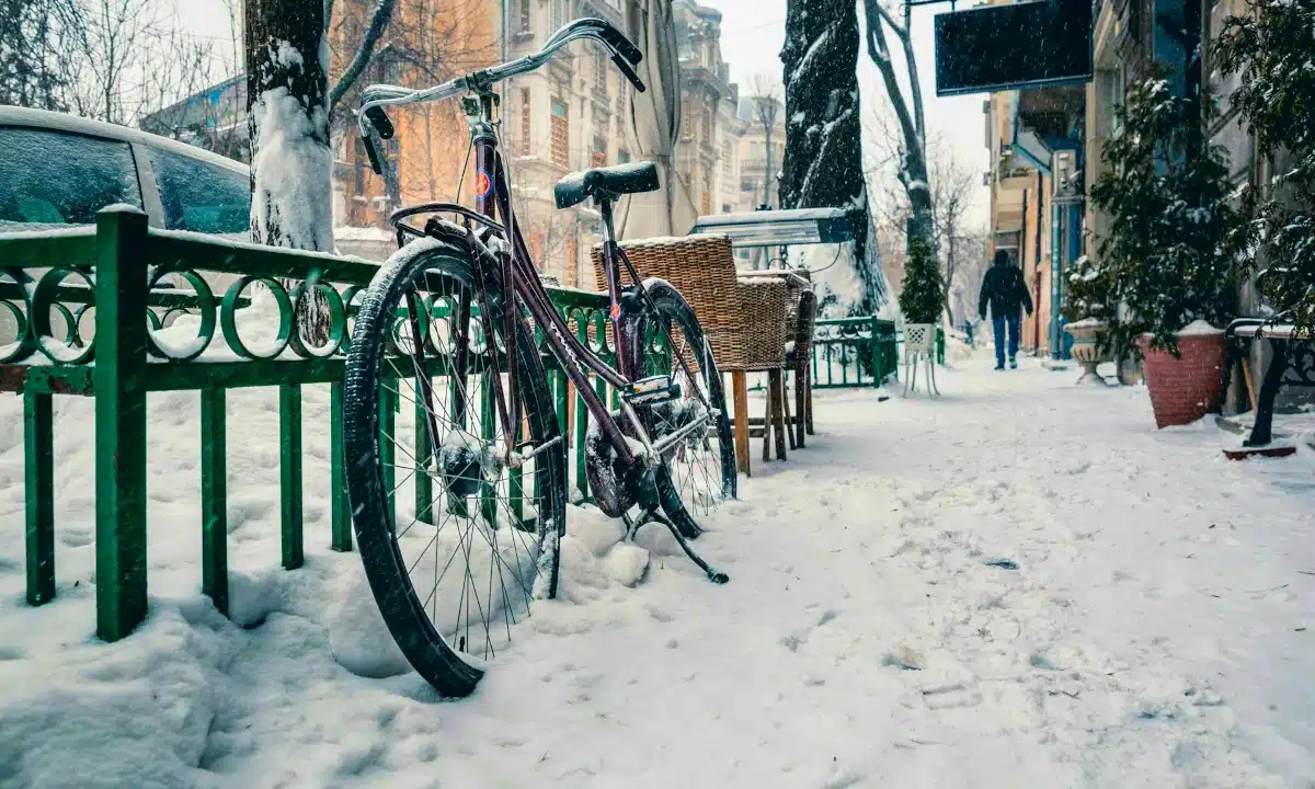 Про сніжну зиму можна забути: синоптик розповів, якою буде погода у грудні Велосипед на засніженій вулиці.
