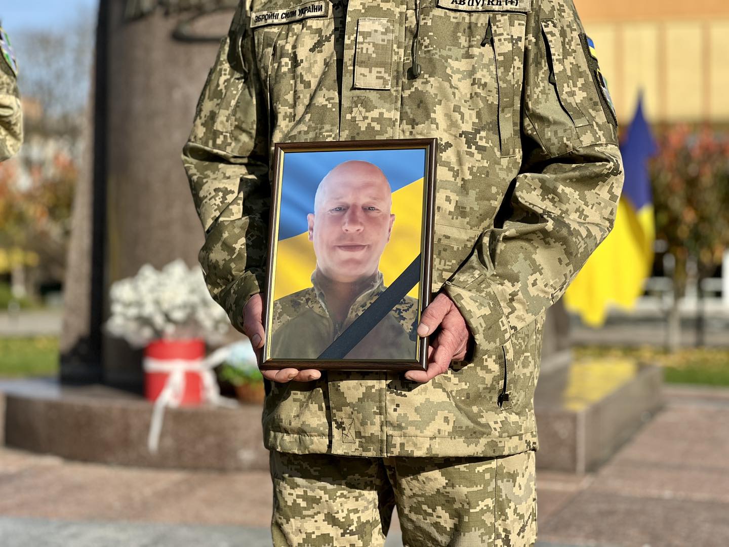 Рівне провело в останню путь Захисника України Андрія Михайлюка Рівне провело в останню путь Захисника України Андрія Михайлюка