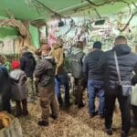 Захисники роздивляються тварин в зоопарку