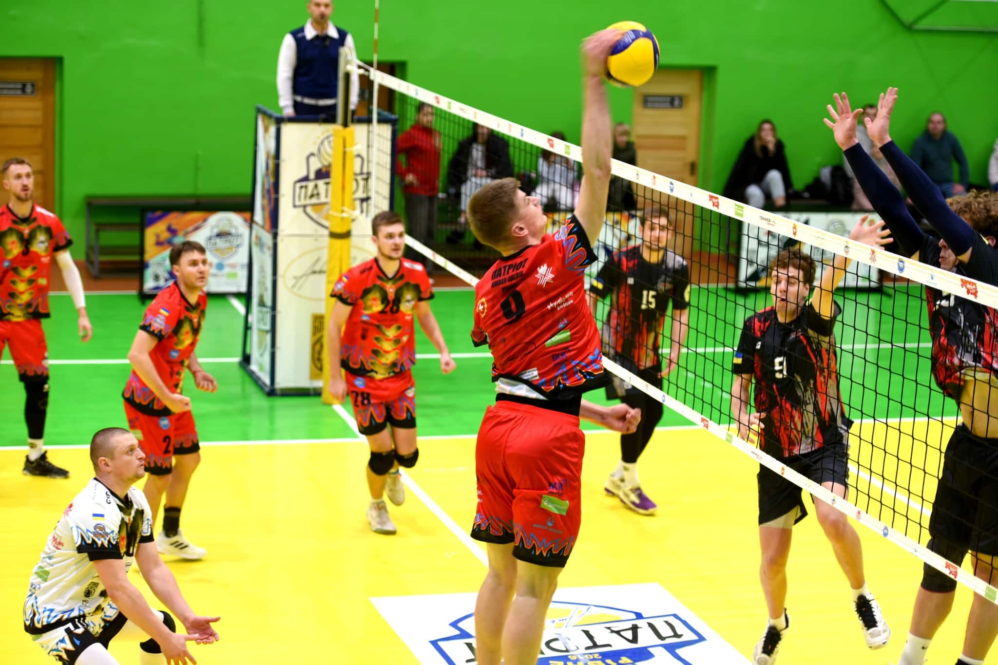 Волейболісти «Патріот-Амбер» впевнено перемогли «Ажіотаж» у трьох партіях Гравці «Патріот-Амбер Гальбин-Рівне» у матчі проти львівського «Ажіотажу» під час другого туру чемпіонату України