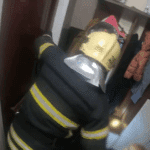 Рятувальники відчинили двері у квартиру.