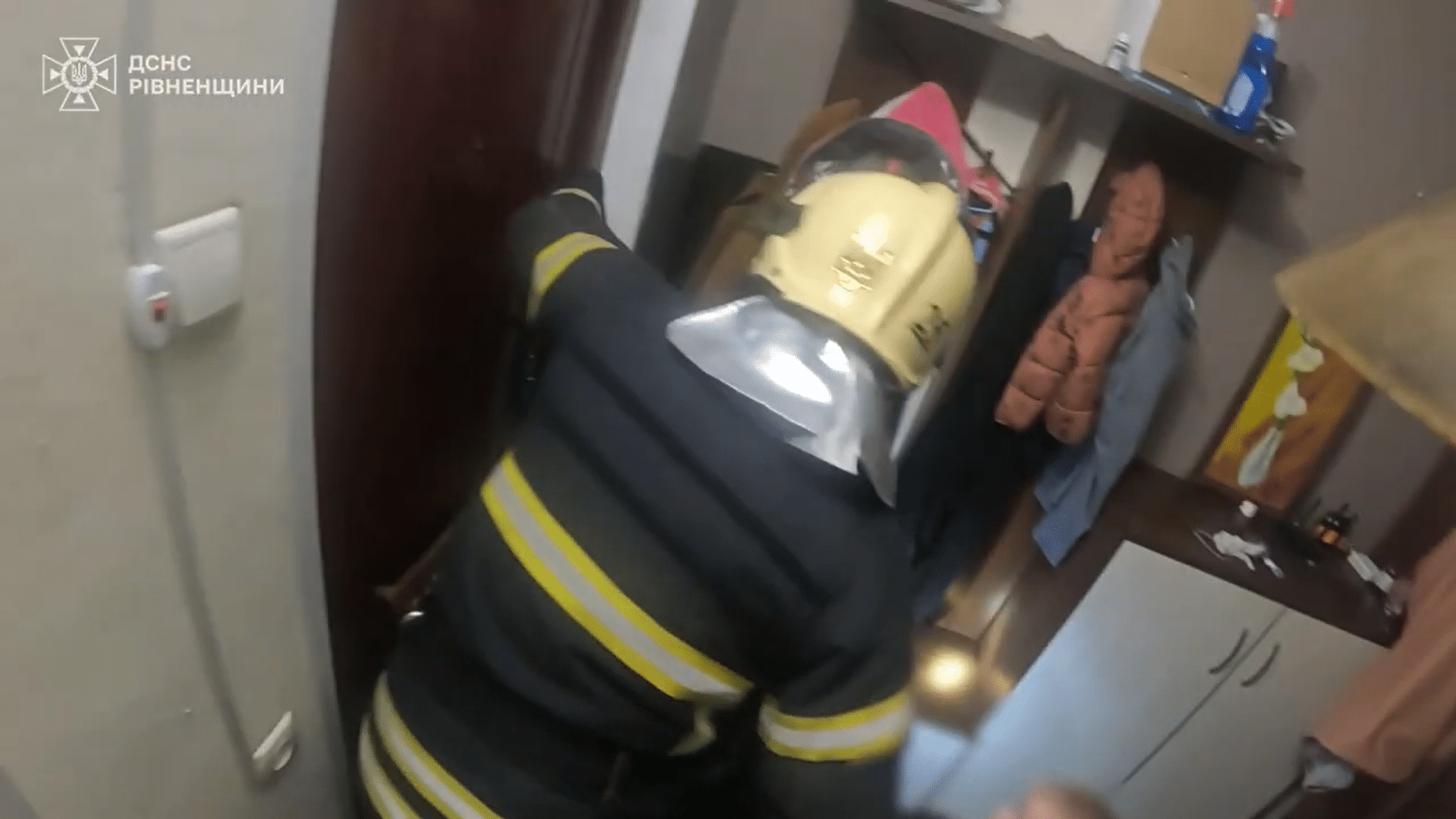 Рятувальники відчинили двері у квартиру.