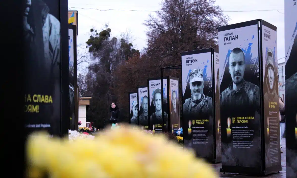На меморіальній інсталяції «Ціна Незалежності» у Рівному встановили ще 27 портретів Героїв Нові портрети Героїв установили в Рівному.