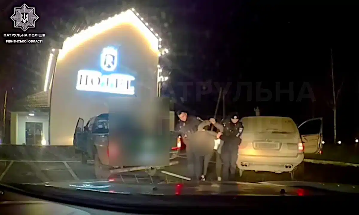 Затримання п'яного водія, який намагався втекти.