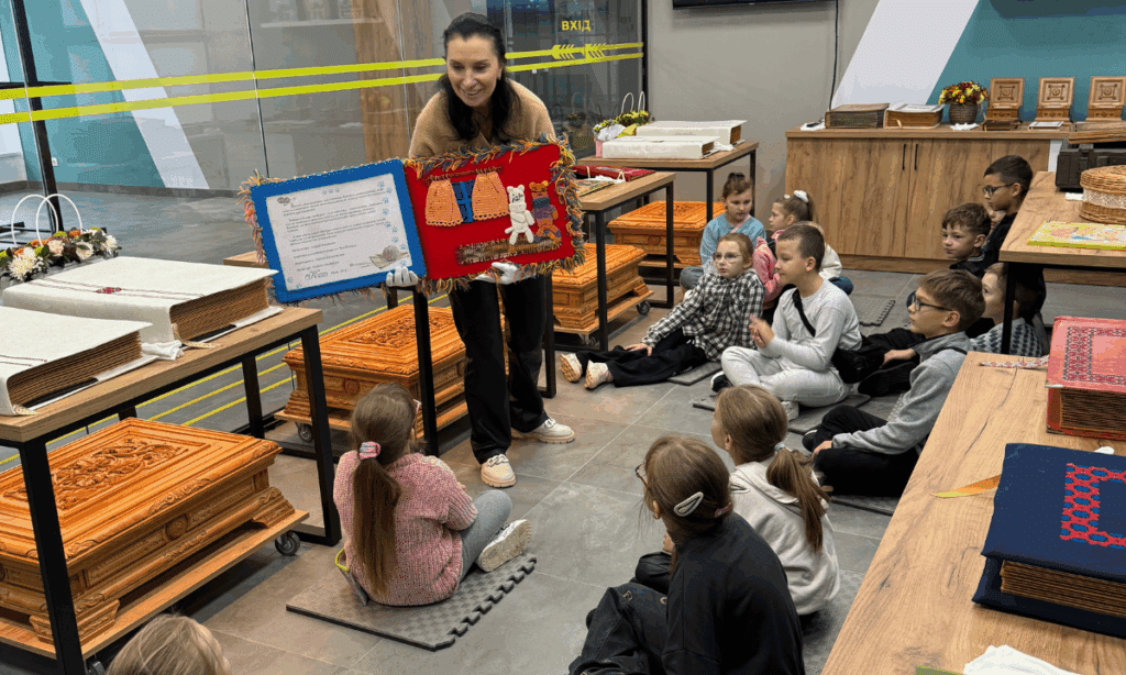 Олена Медведева представляє Вишивані книги дітям