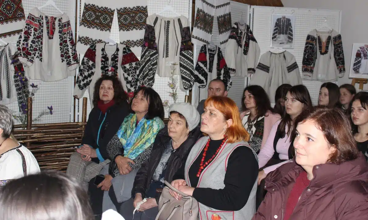 Присутні на відкритті виставки «Сила роду» у Дубенському замку.