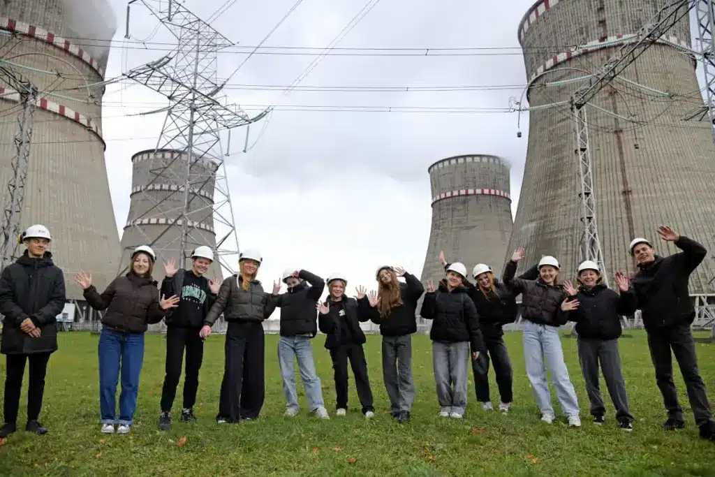 Учні позують для фото перед градирнями Рівненської АЕС.