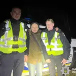 Жінка, яка заблукала в лісі, і поліцейські, які її розшукали.