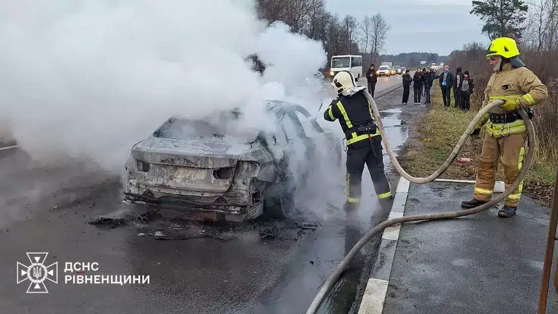 Рятувальники загасили авто.