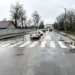 Місце випадку у Сарнах, де загинула пішохідка. Працює поліція.