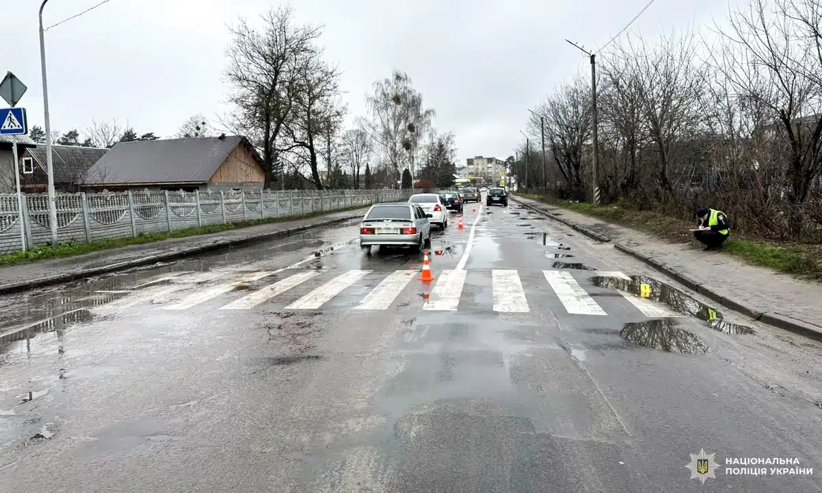 Під колесами легковика у Сарнах загинула пішохідка Місце випадку у Сарнах, де загинула пішохідка. Працює поліція.