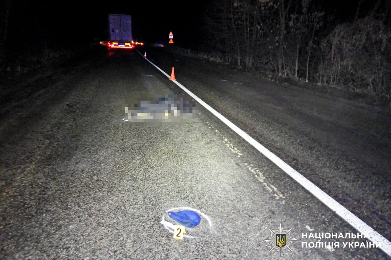 Смертельна ДТП на Млинівщині: поліція встановлює особу загиблого пішохода Збили пішохода в Млинові.
