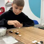 Денис Лотоцький зосереджений на партії з Го на чемпіонаті України.