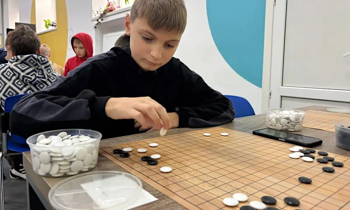 Денис Лотоцький зосереджений на партії з Го на чемпіонаті України.