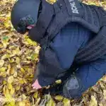 Піротехнік ДСНС працює зі знайденим боєприпасом біля села Ходоси.