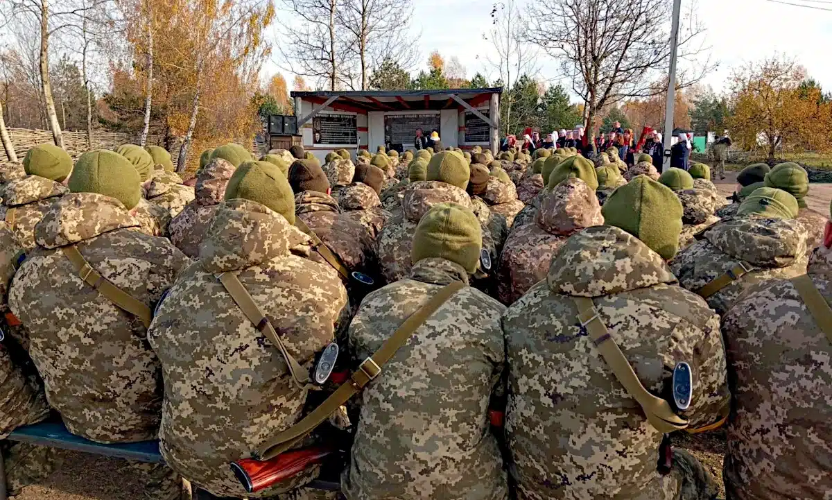 «І у кожного зброя була за плечами…». Творчі зустрічі зорянських аматорів із захисниками ЗСУ Творчі зустрічі з військовими ЗСУ аматорів із Зорі.