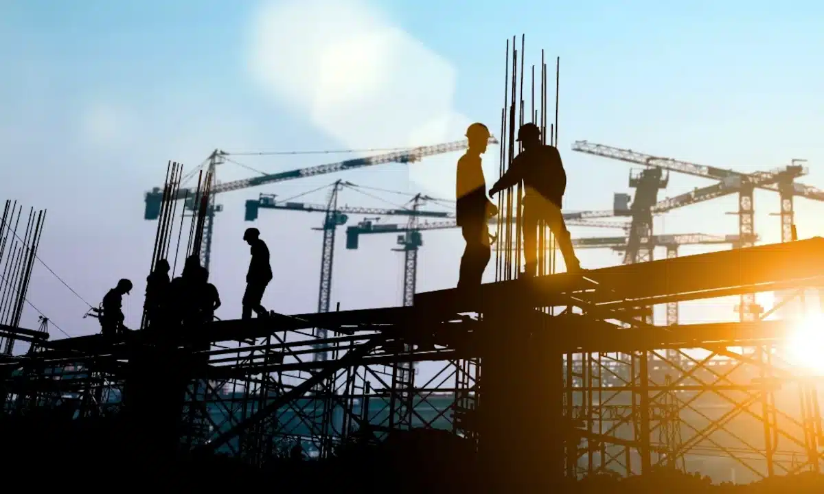 На будівництві.