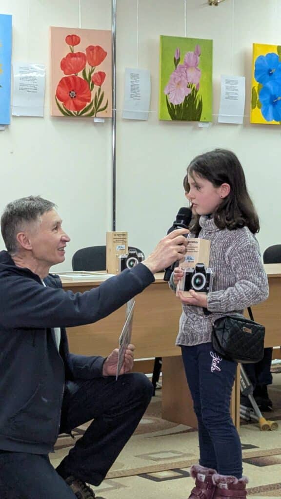 Юна учасниця конкурсу «ФеНоМенальне Рівне» отримує нагороду