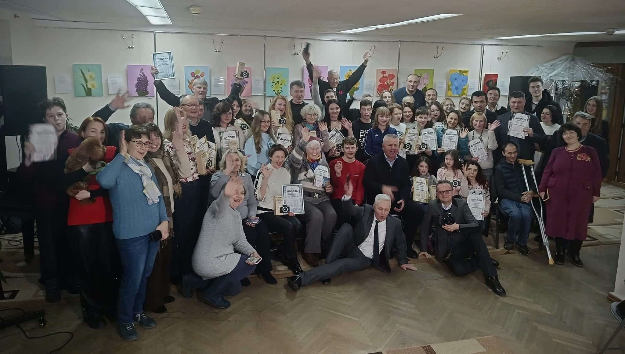 Групове фото учасників і переможців конкурсу «ФеНоМенальне Рівне–2025» під час нагородження