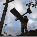 «Медоїди» ССО: українські мисливці за «Буками», «Панцирями» та «Зоопарками» Український військовий запускає розвідувальний дрон — робота групи ССО «Медоїд»