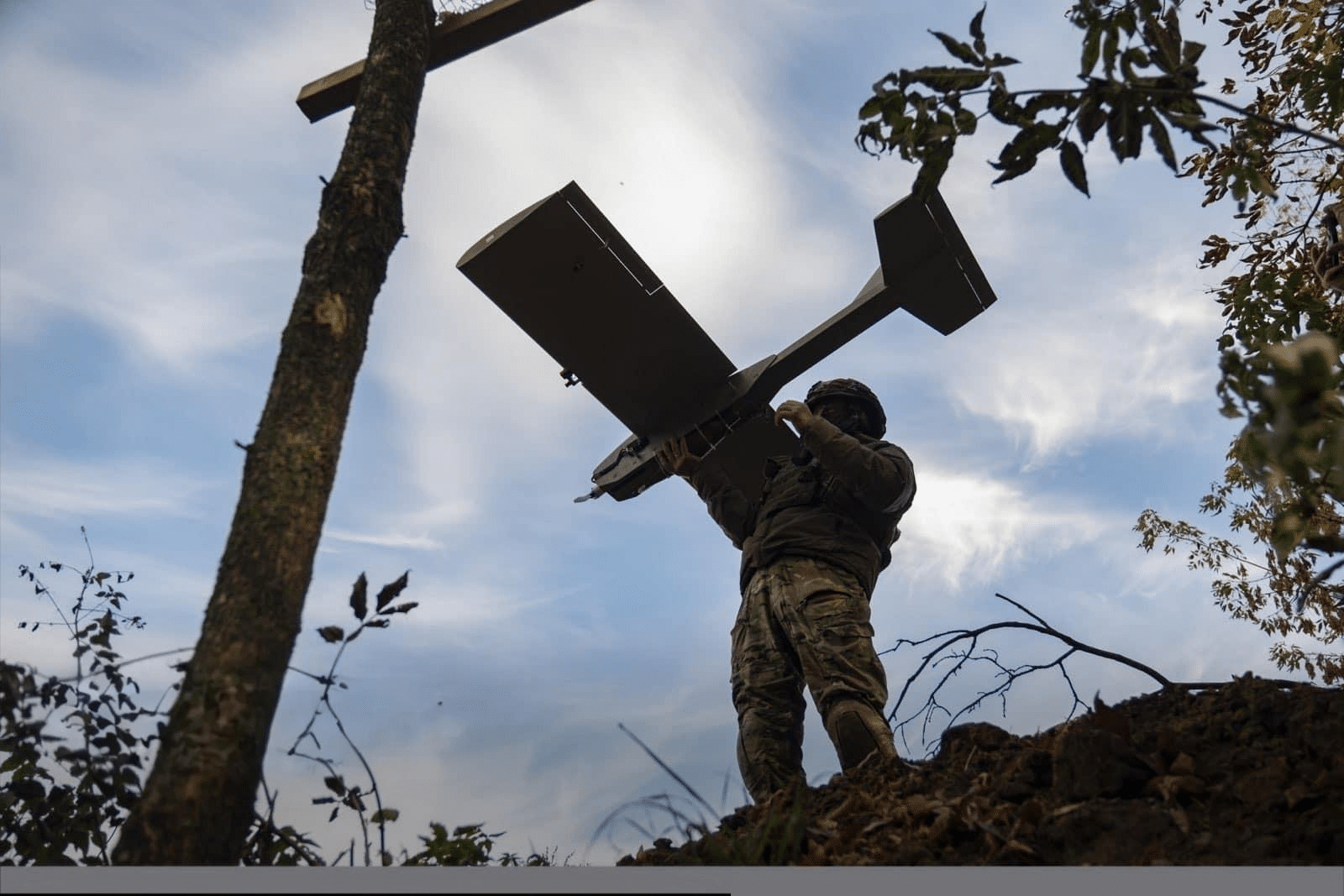 «Медоїди» ССО: українські мисливці за «Буками», «Панцирями» та «Зоопарками» Український військовий запускає розвідувальний дрон — робота групи ССО «Медоїд»