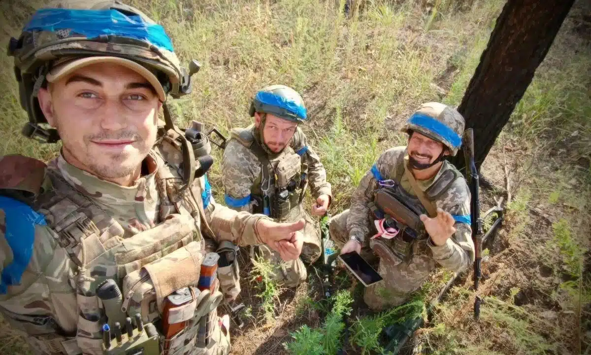 Боєць з Млинівщини Назар нагороджений Золотим Хрестом «За оборону України» Назар "Туман" із побратимами.