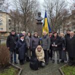 Учасники пам’ятного заходу біля погруддя Ніла Хасевича в Рівному, присвяченого 120-річчю від дня його народження