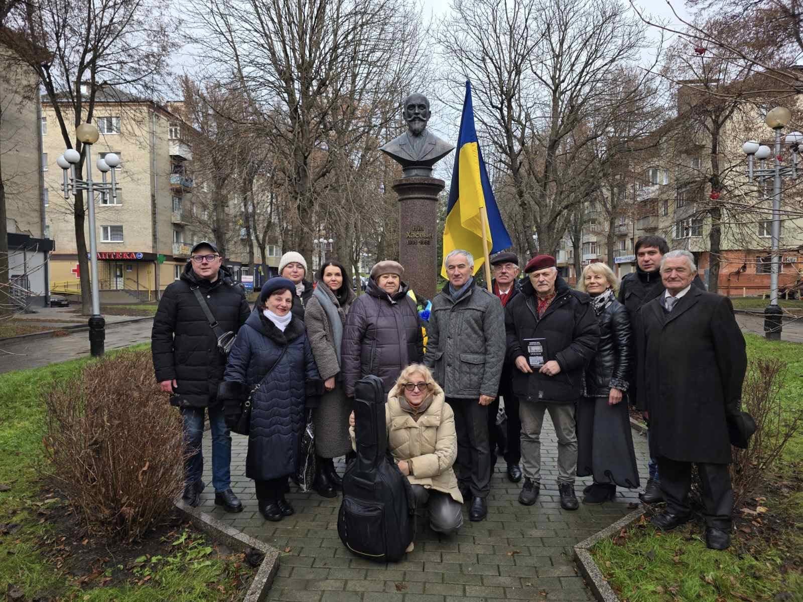 На Рівненщині згадали художника, який «бився різцем» за Україну Учасники пам’ятного заходу біля погруддя Ніла Хасевича в Рівному, присвяченого 120-річчю від дня його народження