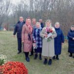 У Малій Мощаниці 35 років звучить голос, що веде людей до молитви Галина Кушнірук із букетом квітів серед хористів і прихожан біля церкви в Малій Мощаниці