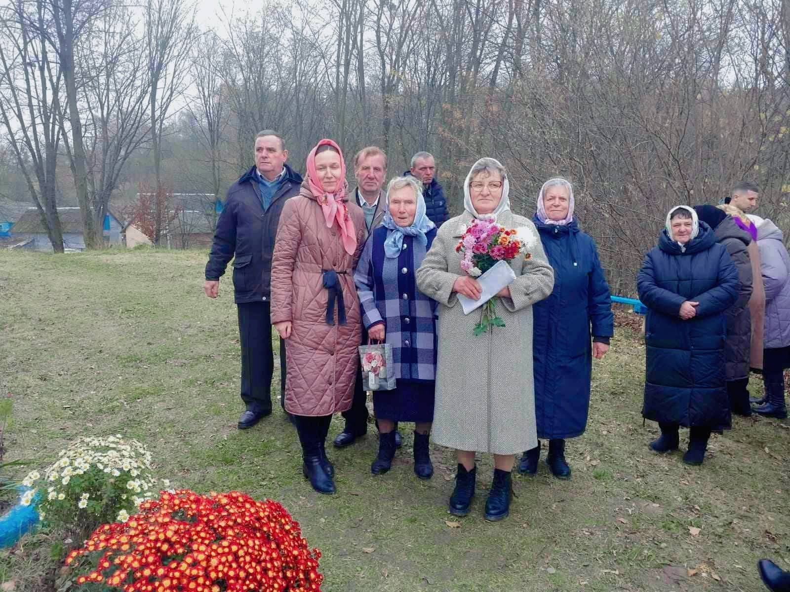У Малій Мощаниці 35 років звучить голос, що веде людей до молитви Галина Кушнірук із букетом квітів серед хористів і прихожан біля церкви в Малій Мощаниці