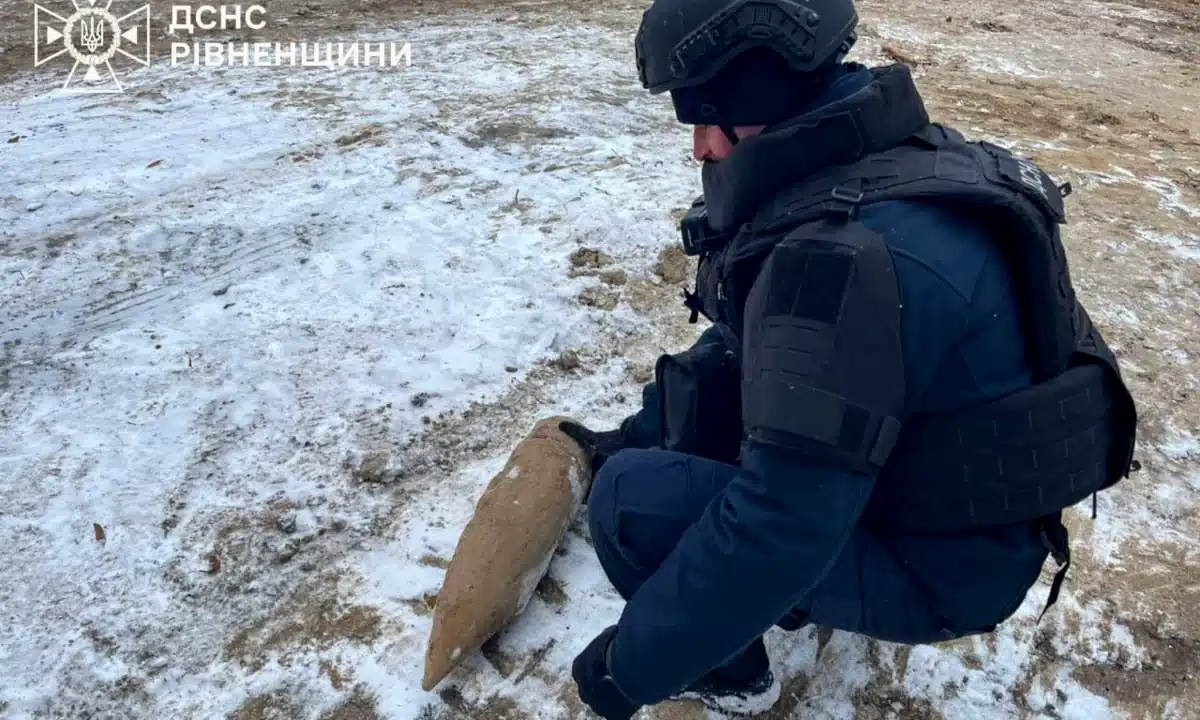 Піротехнік і артснаряд.