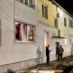 Пошкоджена під час атаки будівля на Рівненщині.