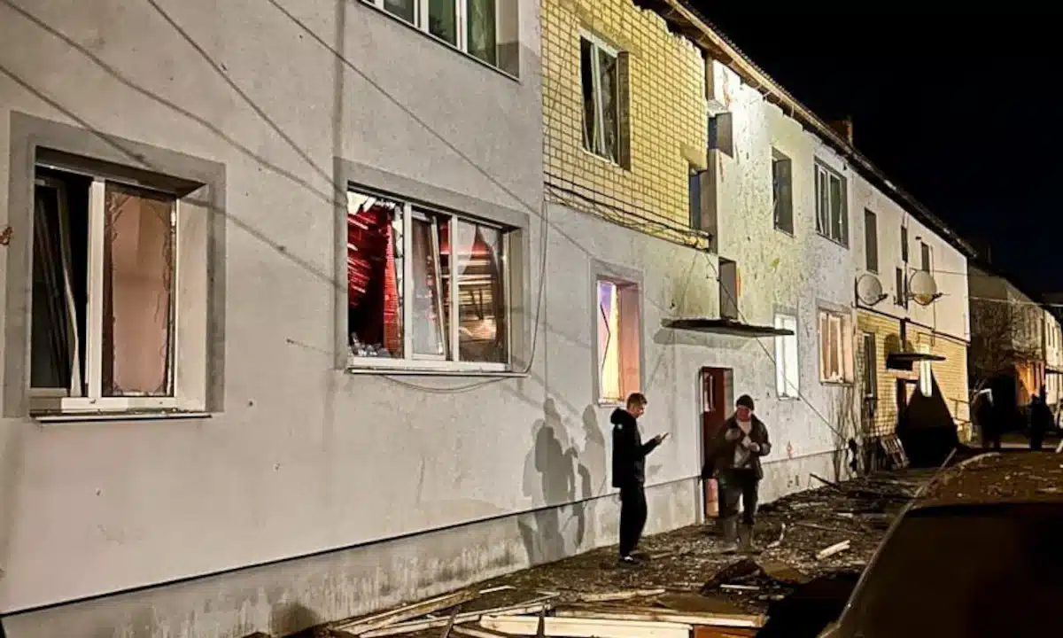Пошкоджена під час атаки будівля на Рівненщині.