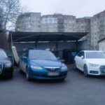 Авто припарковані перед смітниками