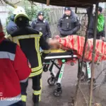 91-річна жінка у Рівному впала у власний льох Медики везуть жінку до авто швидкої допомоги.