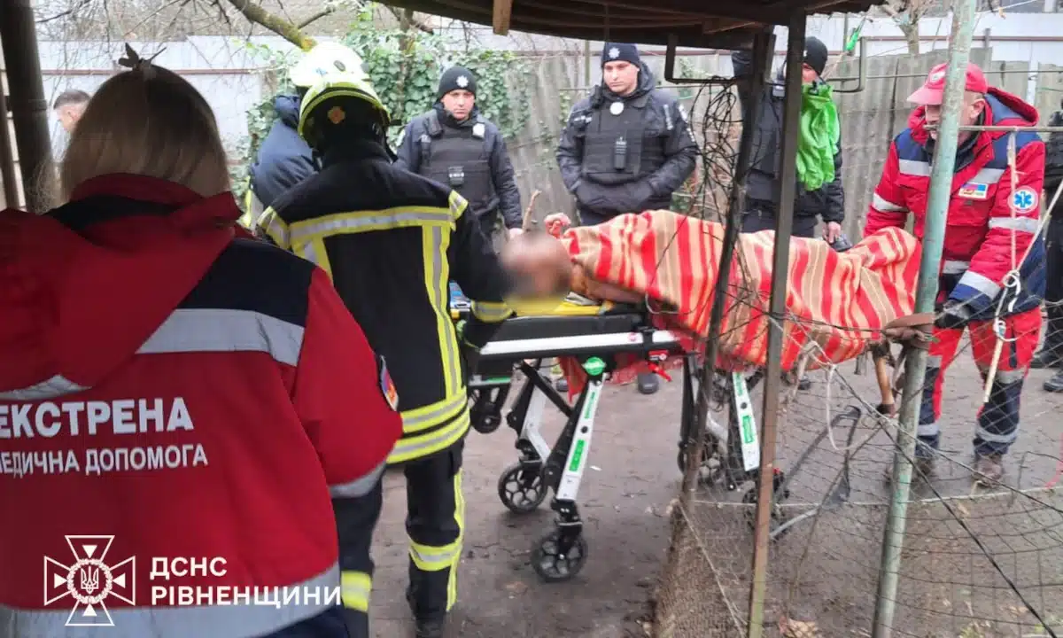 91-річна жінка у Рівному впала у власний льох Медики везуть жінку до авто швидкої допомоги.