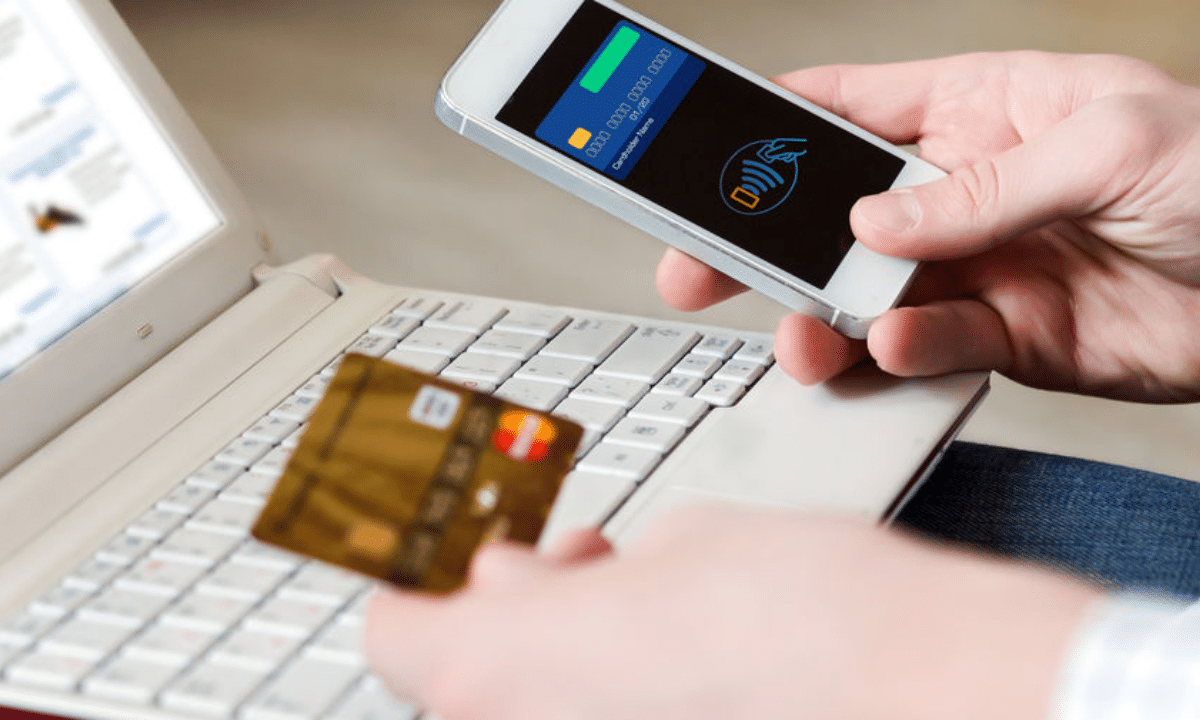 Телефонне шахрайство: аферисти виманюють дані банківської картки.