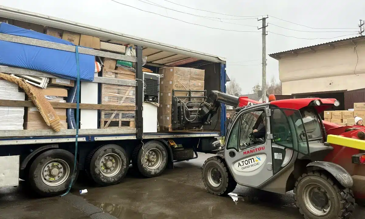 Прибула гуманітарна допомога з Франції. Розвантаження вантажівки.