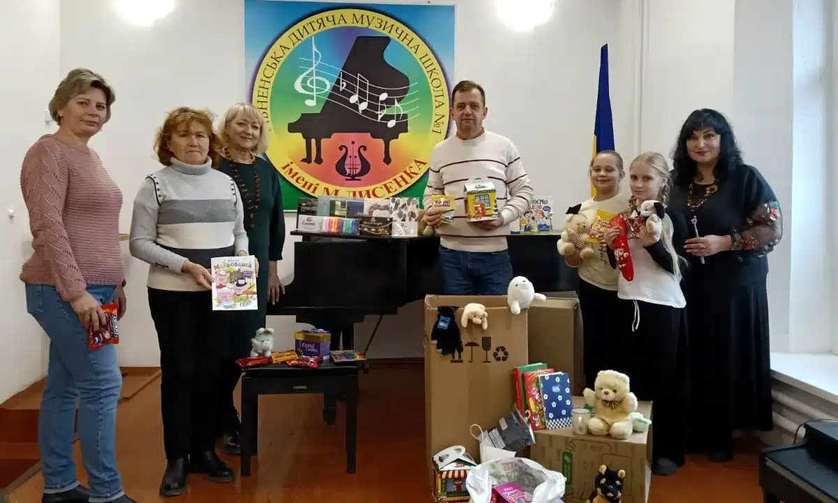 Різдвяні подарунки дітям прифронтової Бериславської громади передала Рівненська громада У Рівненській музичній школі зібрали подарунки для дітей Берислава.