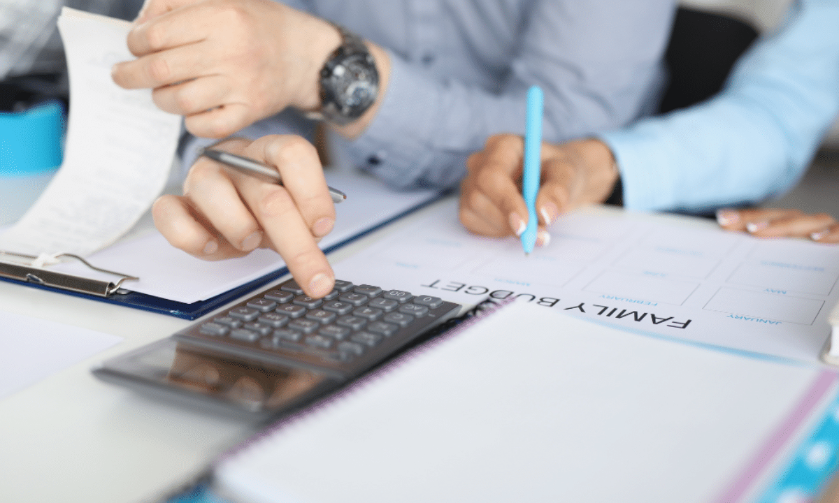 Планування особистого бюджету та підрахунок витрат у домашніх умовах.