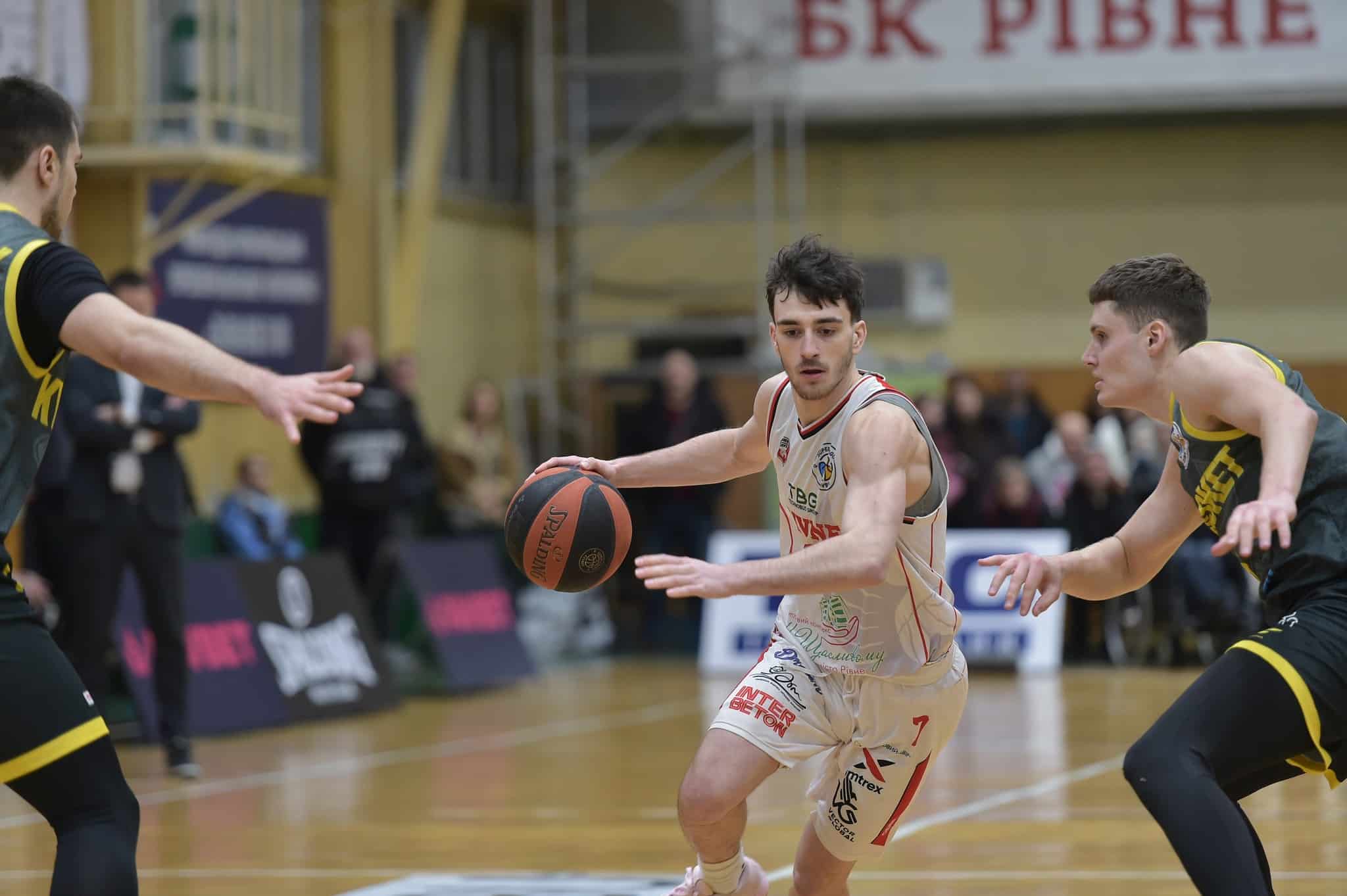 Момент матчу БК Рівне з "БК "Київ Баскет"