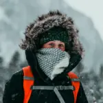 Тепло одягнена дівчина.